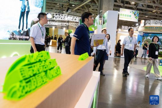 3月26日，与会者在澳门国外环保互助发展论坛及展览上。新华社发（张金加摄）