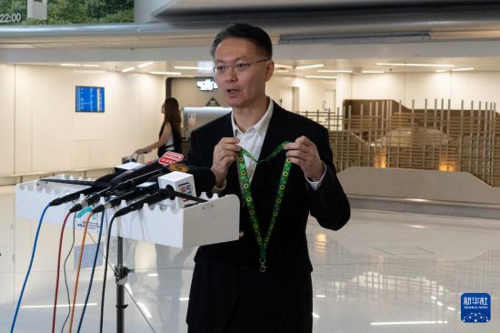 3月31日,香港机场管理局客运大楼及旅客体验总经理欧阳显宏在发布会上介绍“感知阁”和向日葵挂绳。 新华社发(龙镜伊 摄)
