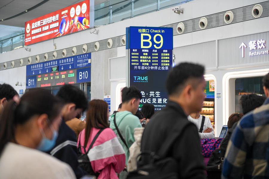 1月12日，乘客歪在深圳南站候车。新华网忘者 毛想想倩 摄