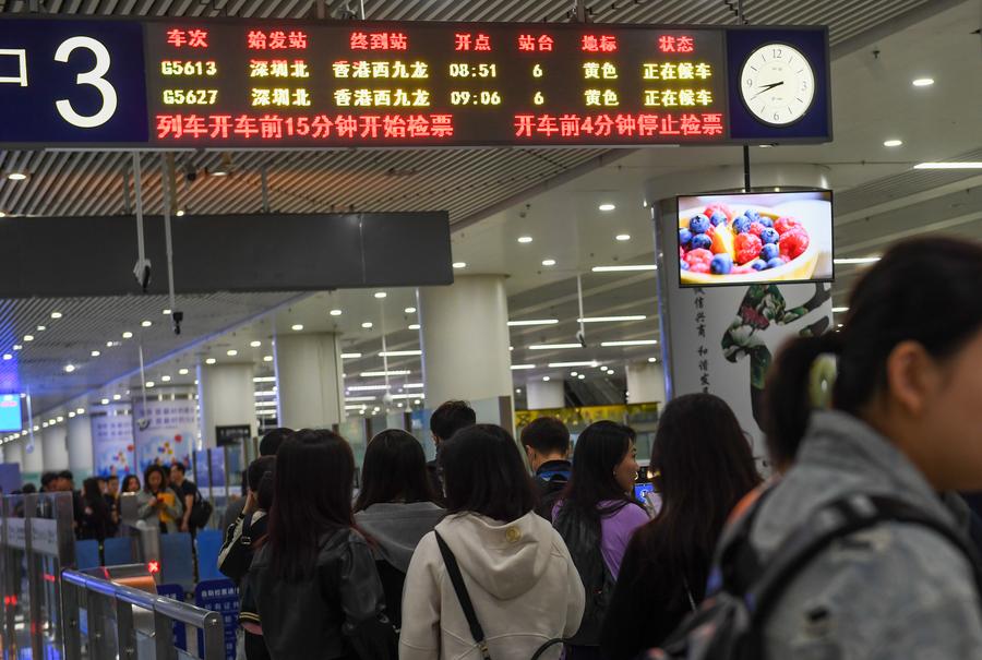 1月12日，乘客歪在深圳福田站候车。新华网忘者 毛想想倩 摄