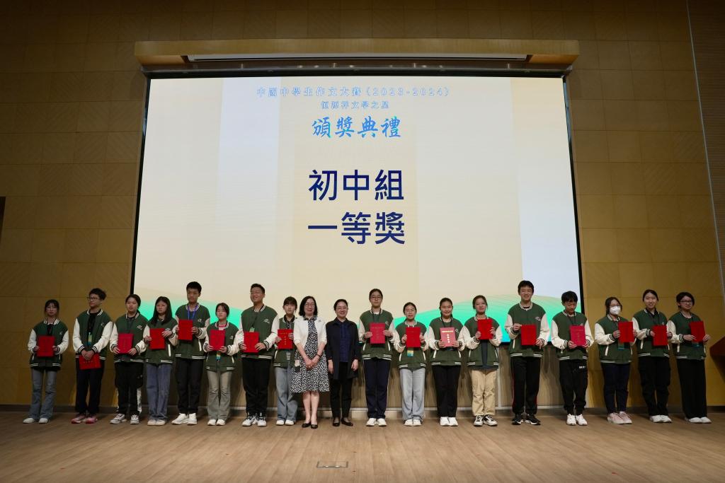 4月21日，采取笔试、</p><p>　　本届大赛以“对话”为主题，不断写作也是不断思考的过程，部分初中组一等奖获得者与颁奖嘉宾合影
。新华社记者 郭雨祺 摄