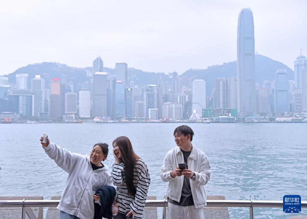 2月17日，游客在香港尖沙咀海滨自拍合影。新华社记者 陈铎 摄