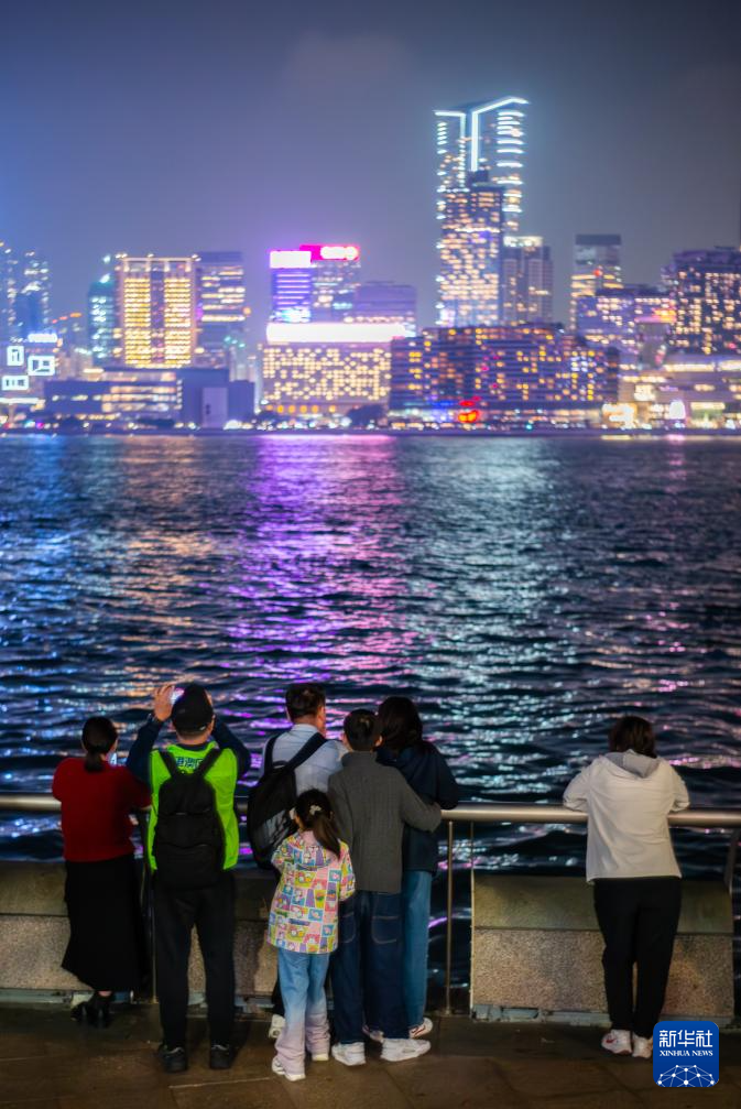 2月20日，游客在香港湾仔海滨不雅看夜景。新华社记者 朱炜 摄
